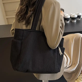 Tilda – Ribbet Skuldertaske med Dekorativ Snor